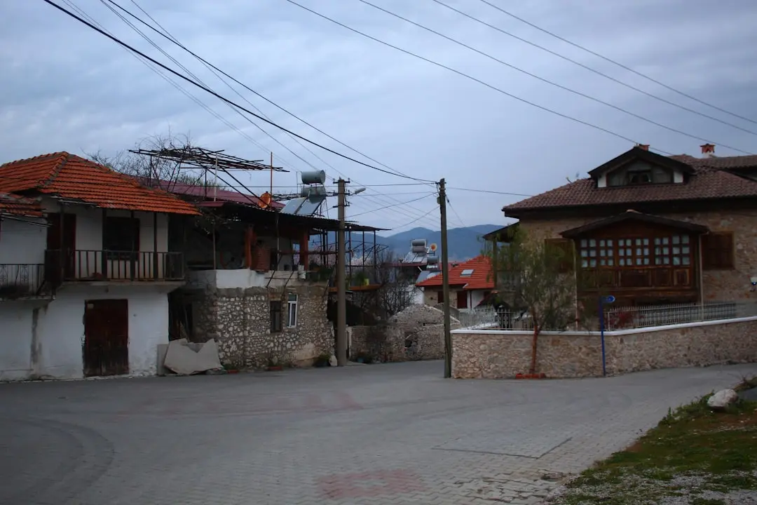 Noapte de coșmar la Lugoj: șofer beat și fără permis a „aterizat” cu mașina pe terasa unui restaurant