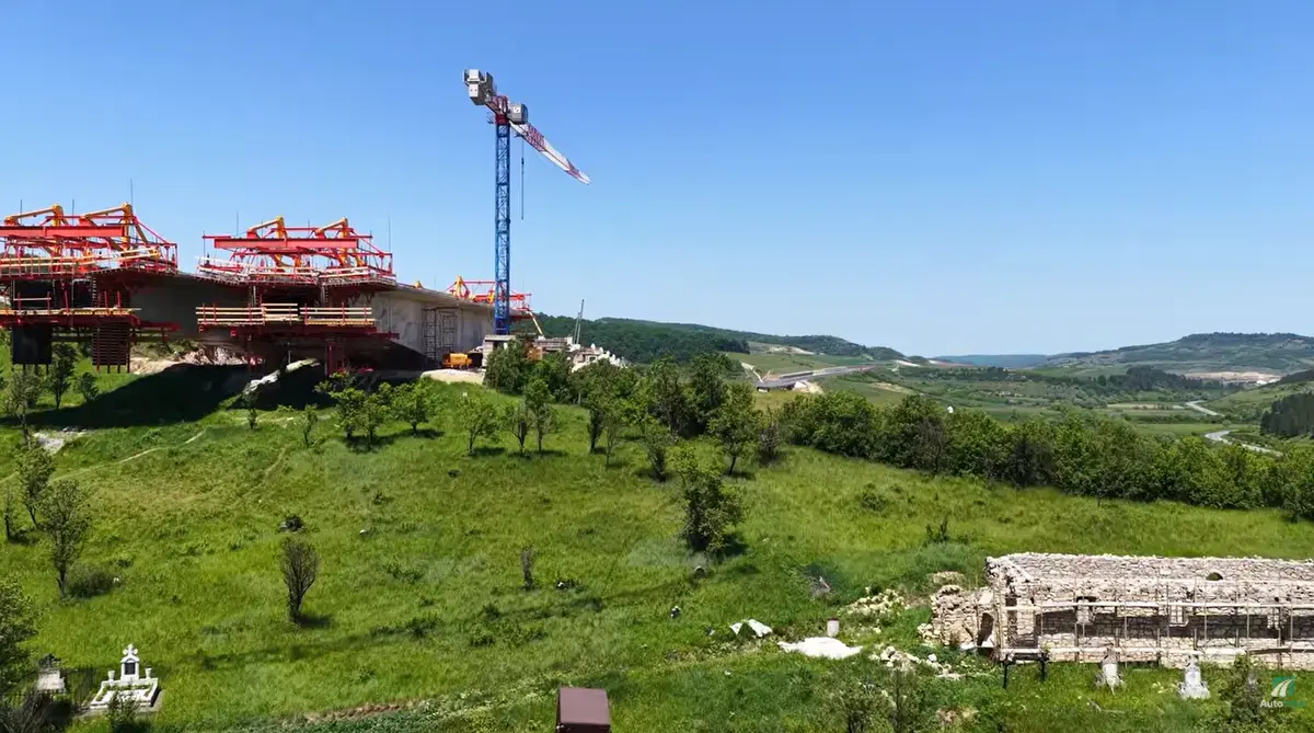Pod spectaculos peste un cimitir, pe Autostrada Transilvania