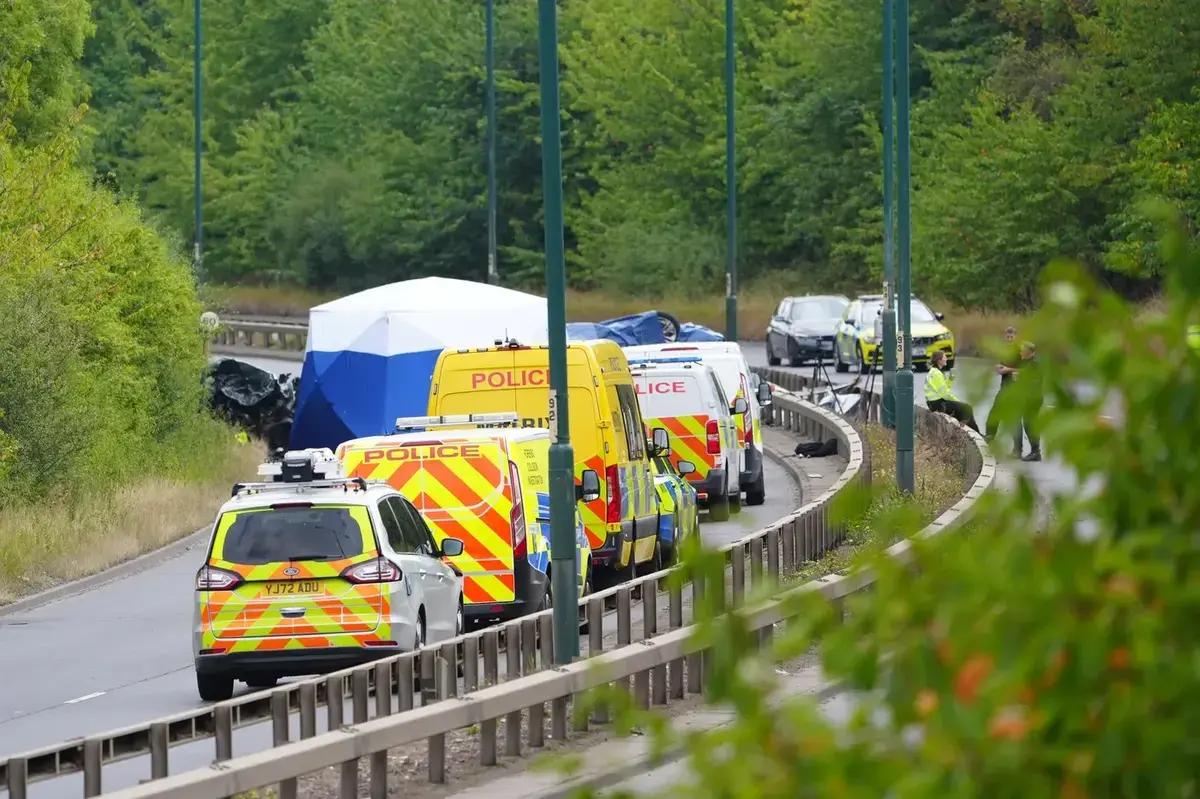Șapte persoane, printre doi polițiști, au murit într-un accident rutier devastator pe o autostradă din Anglia